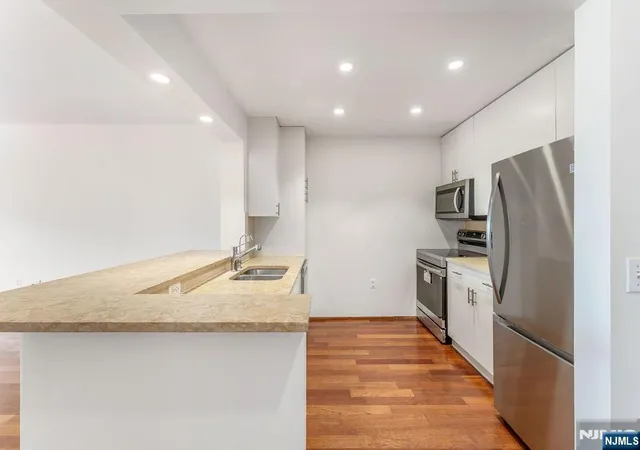 Homes for sale in Edgewater, NJ | 2305 City Pl, Edgewater, NJ 07020 | MLS# 26017109