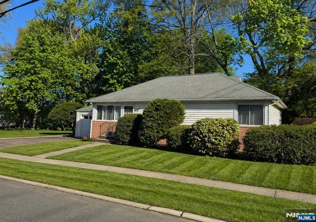 Homes for sale in Glen Rock, NJ | 8 Cornwall Rd, Glen Rock, NJ 07452 | MLS# 26017407