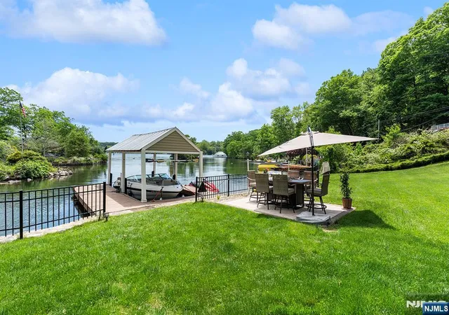 Homes for sale in Hopatcong, NJ | 21 Skyline Dr, Hopatcong, NJ 07821 | MLS# 26017636