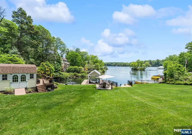 Homes for sale in Hopatcong, NJ | 21 Skyline Dr, Hopatcong, NJ 07821 | MLS# 26017636
