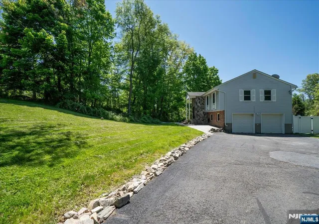 Homes for sale in Sussex, NJ | 14 Lounsberry Hollow Rd, Sussex, NJ 07461 | MLS# 26018184