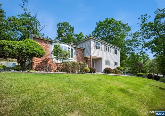 2nd image of 17 Stonewall Dr, Livingston, NJ 07039 | MLS# 26018276