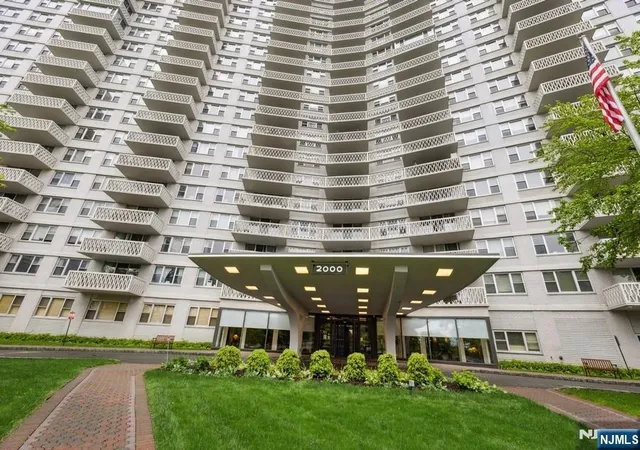 3rd image of 2000 Linwood Ave, Fort Lee, NJ 07024