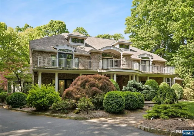 Photo 2 of Sale Pending at 830 Shore Dr, Kinnelon, NJ 07405 | MLS# 26018369 | Listing updated on 2026-09-23