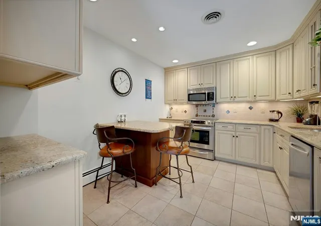 4th image of 22 Hampton Ct #422, Twp Of Washington, NJ 07676 | MLS# 26018371