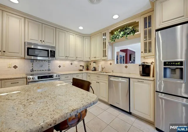 5th image of 22 Hampton Ct #422, Twp Of Washington, NJ 07676 | MLS# 26018371
