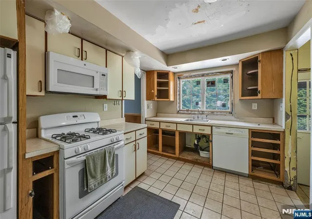 Homes for sale in Ridgewood, NJ | 259 W Glen Ave, Ridgewood, NJ 07450 | MLS# 26018386