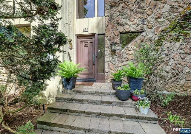 Homes for sale in Wyckoff, NJ | 364 Canterbury Ln, Wyckoff, NJ 07481 | MLS# 26018394