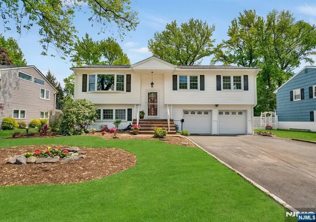 Homes for sale in Paramus, NJ | 98 Vassar Dr, Paramus, NJ 07652 | MLS# 26018484