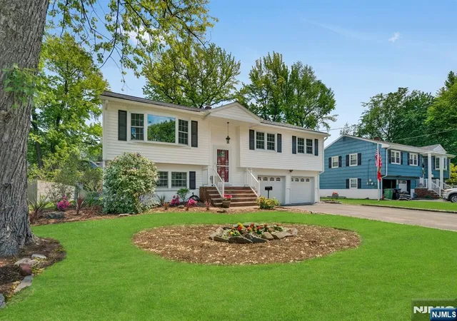 Homes for sale in Paramus, NJ | 98 Vassar Dr, Paramus, NJ 07652 | MLS# 26018484