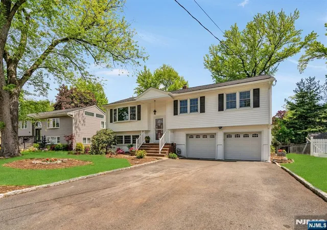 Homes for sale in Paramus, NJ | 98 Vassar Dr, Paramus, NJ 07652 | MLS# 26018484