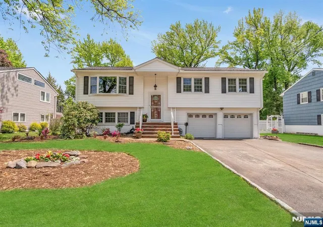 Homes for sale in Paramus, NJ | 98 Vassar Dr, Paramus, NJ 07652 | MLS# 26018484