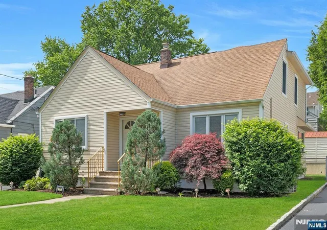 Homes for sale in Rochelle Park, NJ | 45 W Oldis St, Rochelle Park, NJ 07662 | MLS# 26018538