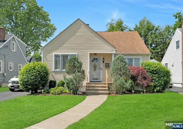 Homes for sale in Rochelle Park, NJ | 45 W Oldis St, Rochelle Park, NJ 07662 | MLS# 26018538