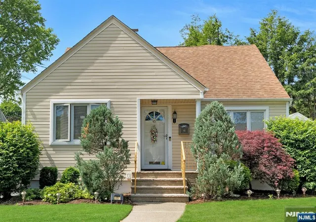 Homes for sale in Rochelle Park, NJ | 45 W Oldis St, Rochelle Park, NJ 07662 | MLS# 26018538