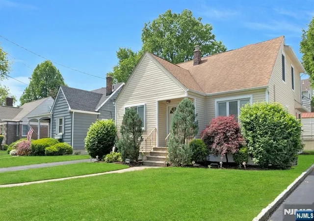 Homes for sale in Rochelle Park, NJ | 45 W Oldis St, Rochelle Park, NJ 07662 | MLS# 26018538