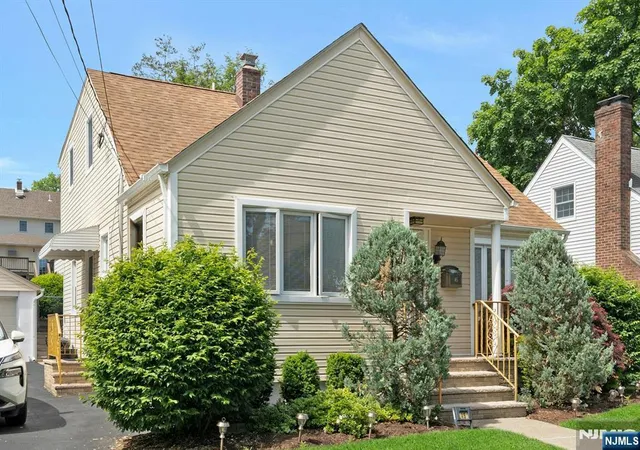 Homes for sale in Rochelle Park, NJ | 45 W Oldis St, Rochelle Park, NJ 07662 | MLS# 26018538