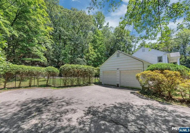 Homes for sale in Franklin Lakes, NJ | 621 Winding Hollow Dr, Franklin Lakes, NJ 07417 | MLS# 26019001