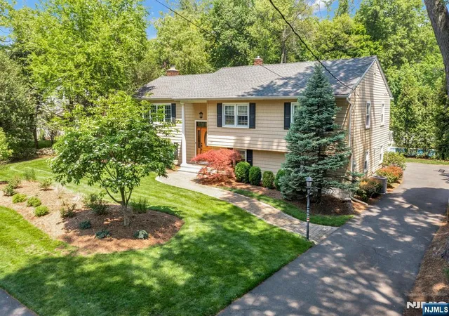 3rd image of 114 Wyckoff Ave, Wyckoff, NJ 07481 | MLS# 26019038