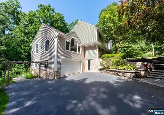 Homes for sale in Mahwah, NJ | 66 Glasgow Ter, Mahwah, NJ 07430 | MLS# 26019076