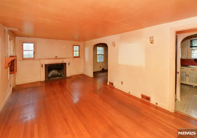 Homes for sale in Leonia, NJ | 125 Eastview Ave, Leonia, NJ 07605 | MLS# 26019226