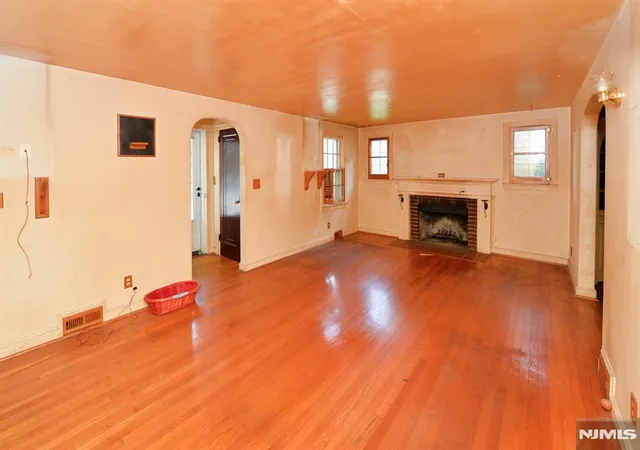 Homes for sale in Leonia, NJ | 125 Eastview Ave, Leonia, NJ 07605 | MLS# 26019226