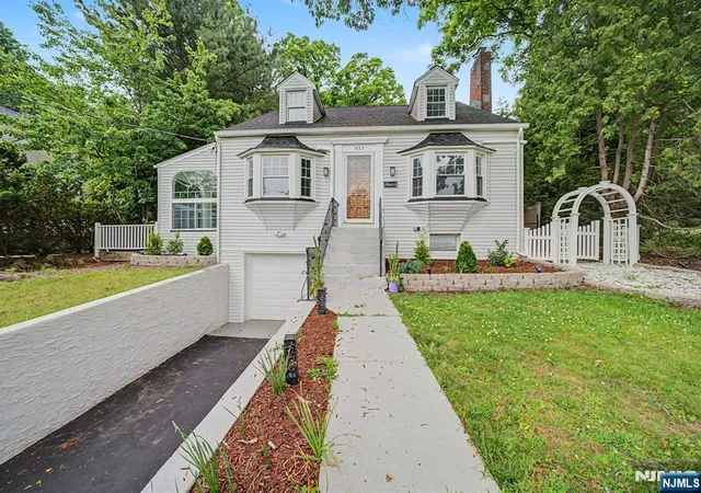 Homes for sale in Wyckoff, NJ | 433 Louisa Ave, Wyckoff, NJ 07481 | MLS# 26019368