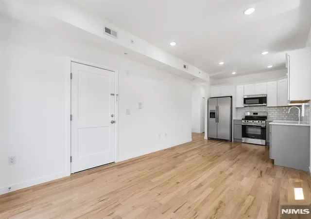 Listing Photo 3 - Condo for sale in building located at 840 S 19th St, Newark, NJ 07108