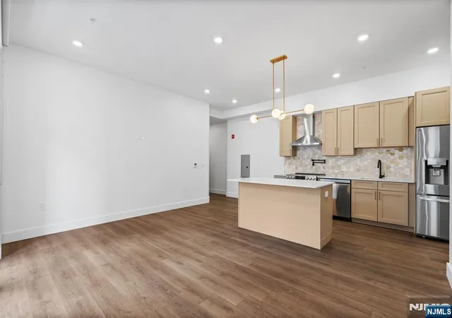 2nd image of 21 Lincoln Park #203, Newark, NJ 07102 | MLS# 26019778