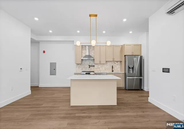 3rd image of 21 Lincoln Park #203, Newark, NJ 07102 | MLS# 26019778