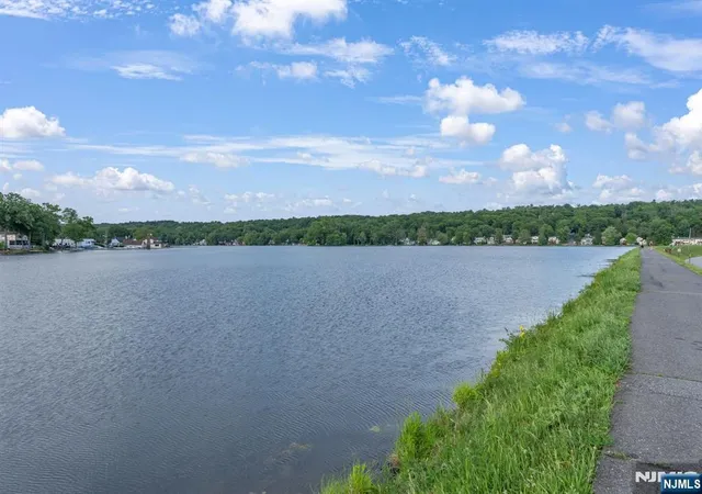 Photo 4 of Sale Pending at 31 Monhegan Ave, Wayne, NJ 07470 | MLS# 26019895 | Listing updated on 2026-07-08