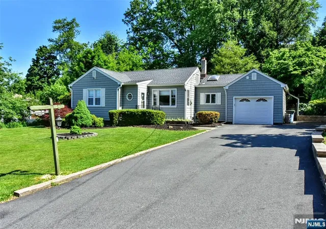 3rd image of 11 Mountain Ridge Dr, Wayne, NJ 07470 | MLS# 26020134