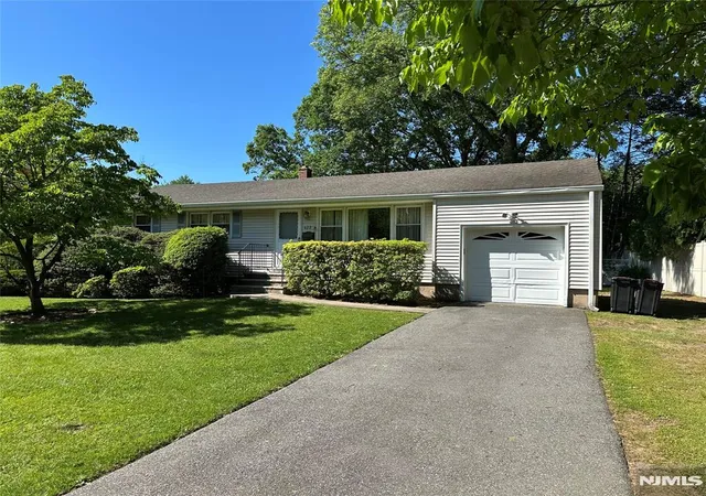 3rd image of 622 Valley Ct, Twp Of Washington, NJ 07676 | MLS# 26020263