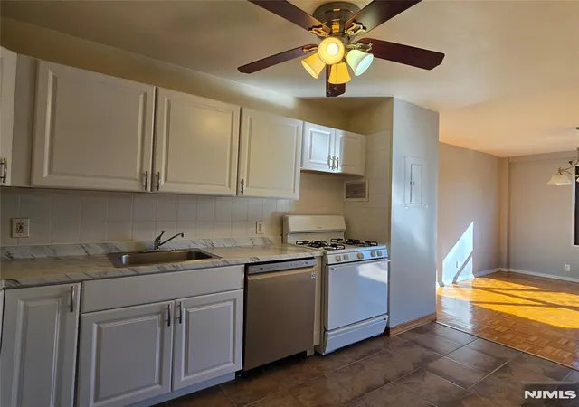 5th image of 2348 Linwood Ave, Fort Lee, NJ 07024