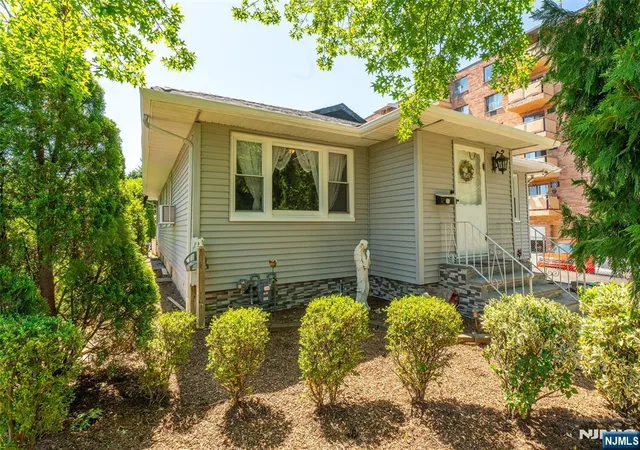 Photo 3 of House for sale at 72 Clarendon Pl, Hackensack, NJ 07601 | MLS# 26020605 | Listing updated on 2026-06-16