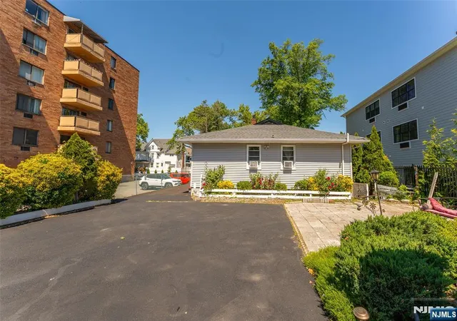 Photo 4 of House for sale at 72 Clarendon Pl, Hackensack, NJ 07601 | MLS# 26020605 | Listing updated on 2026-06-16