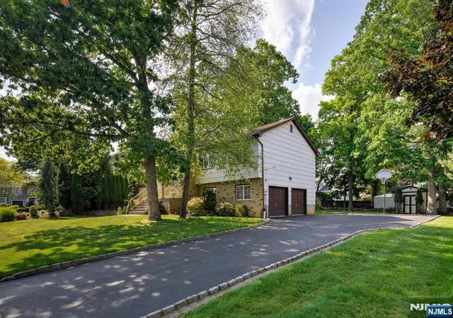 Photo 2 of Sale Pending at 11 Yellow Brick Rd, Wayne, NJ 07470 | MLS# 26020747 | Listing updated on 2026-09-08