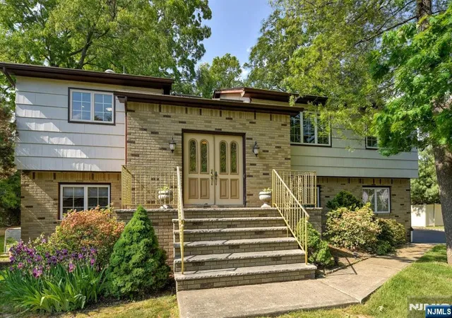 Photo 4 of Sale Pending at 11 Yellow Brick Rd, Wayne, NJ 07470 | MLS# 26020747 | Listing updated on 2026-09-08