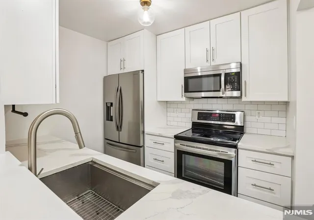Homes for sale in Edgewater, NJ | 100 Crown Ct #471, Edgewater, NJ 07020 | MLS# 26020827