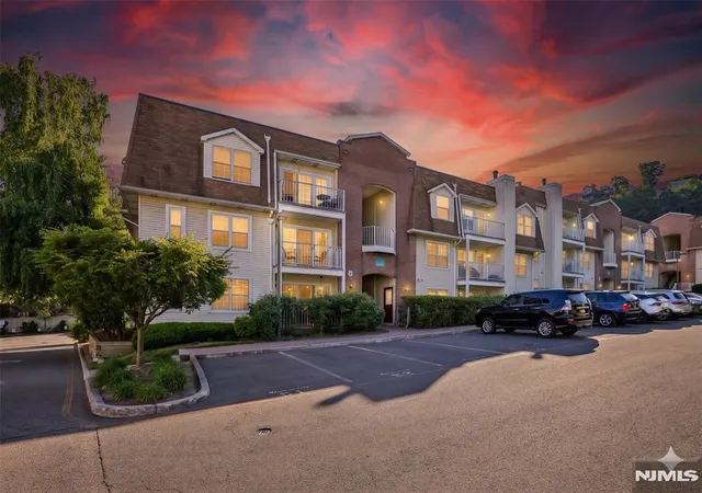 Homes for sale in Edgewater, NJ | 100 Crown Ct #471, Edgewater, NJ 07020 | MLS# 26020827