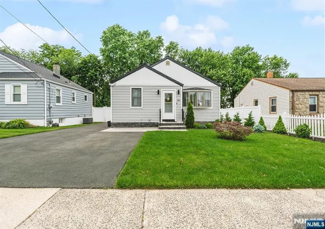 3rd image of 316 Boulevard S, Saddle Brook, NJ 07663 | MLS# 26021012