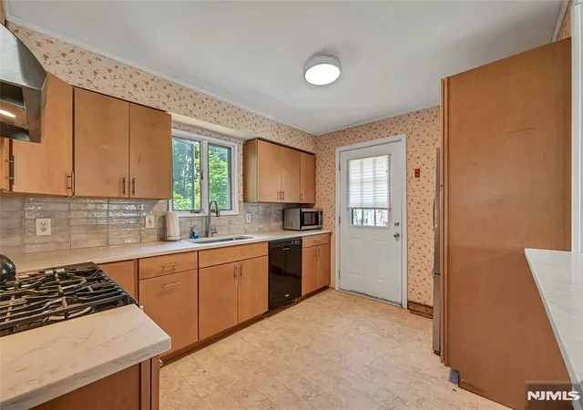Homes for sale in Wanaque, NJ | 21 Butler Pl, Wanaque, NJ 07420 | MLS# 26021100