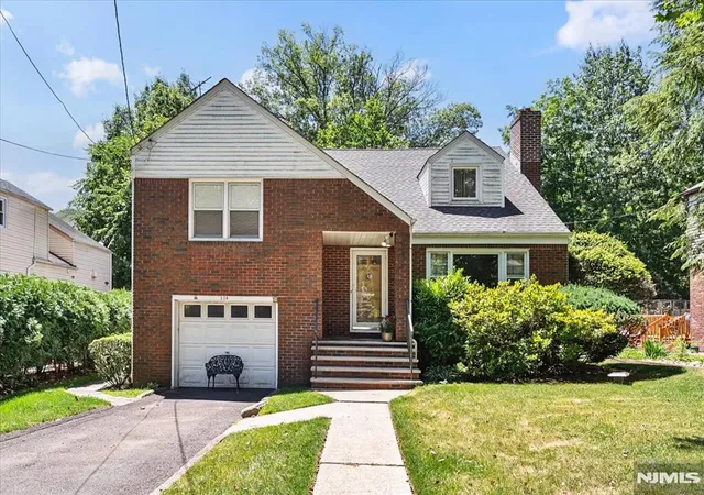 Homes for sale in Teaneck, NJ | 250 Briarcliffe Rd, Teaneck, NJ 07666 | MLS# 26021109