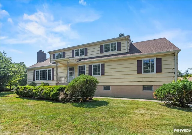 Homes for sale in Saddle River, NJ | 10 Allendale Rd, Saddle River, NJ 07458 | MLS# 26021116