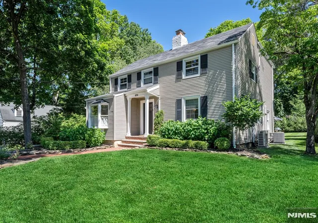 Homes for sale in Ridgewood, NJ | 979 Salem Ln, Ridgewood, NJ 07450 | MLS# 26021128