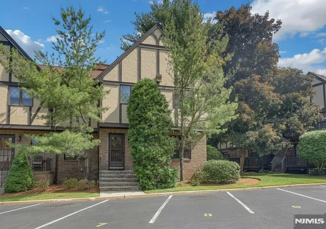 2nd image of 14 Chelsea Ct, Ramsey, NJ 07446 | MLS# 26021134