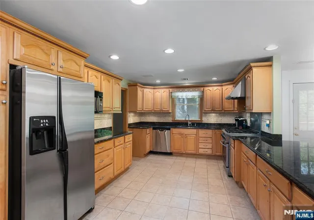 Photo 4 of Sale Pending at 820 E Broad St, Westfield, NJ 07090 | MLS# 26021159 | Listing updated on 2026-09-15