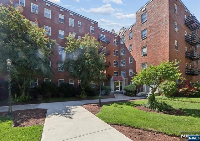 Homes for sale in Fort Lee, NJ | 2320 Linwood Ave #1F, Fort Lee, NJ 07024 | MLS# 26021197