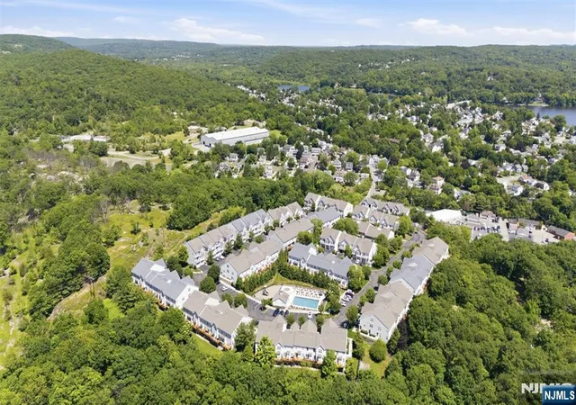 Homes for sale in Pompton Lakes, NJ | 28 Mountainside Drive, Pompton Lakes, NJ 07442 | Houzeo