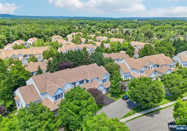 Homes for sale in Paramus, NJ | 5 Scarlet Oak Ln, Paramus, NJ 07652 | MLS# 26021502